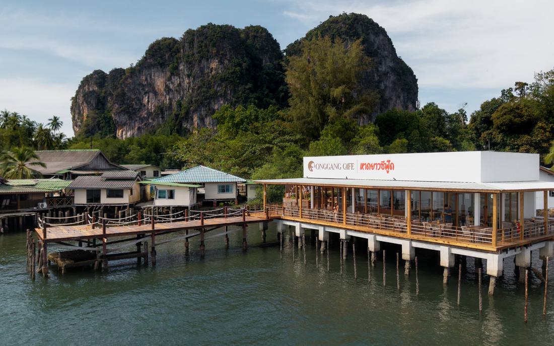 ภาพมุมสูง GongGang Café หาดยาวซีฟู้ด ท่าเรือหาดยาว กันตัง ตรัง