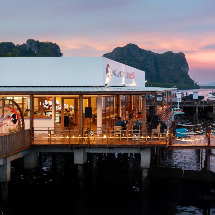 GongGang Café หาดยาวซีฟู้ด ร้านอาหารทะเลริมน้ำ ท่าเรือหาดยาว ตรัง ยามเย็น