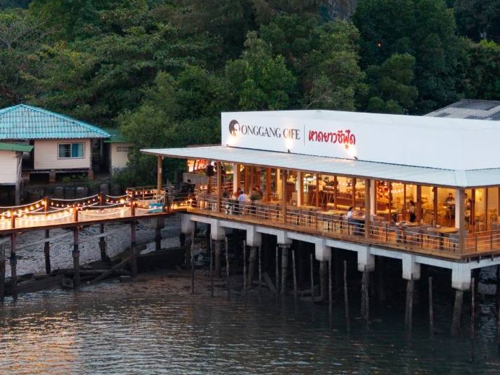 ระเบียงร้านริมน้ำยามเย็น